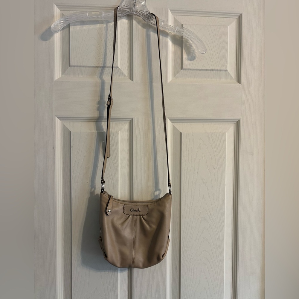Vintage Beige Coach Leather Ashley Swingpack Crossbody Bag 👡
